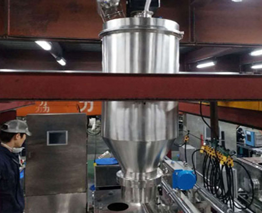 軌道式移動真空上料機(輸送活性炭) 軌道式移動真空上料機(輸送活性炭)